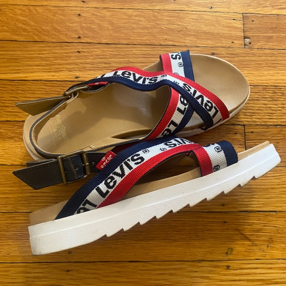 Levi’s platform sandals size 39 but fits like an 8 - Picture 3 of 3
